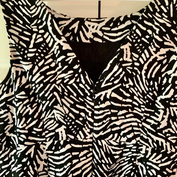 Black &White Pattern Shift Dress - Picture 4 of 10
